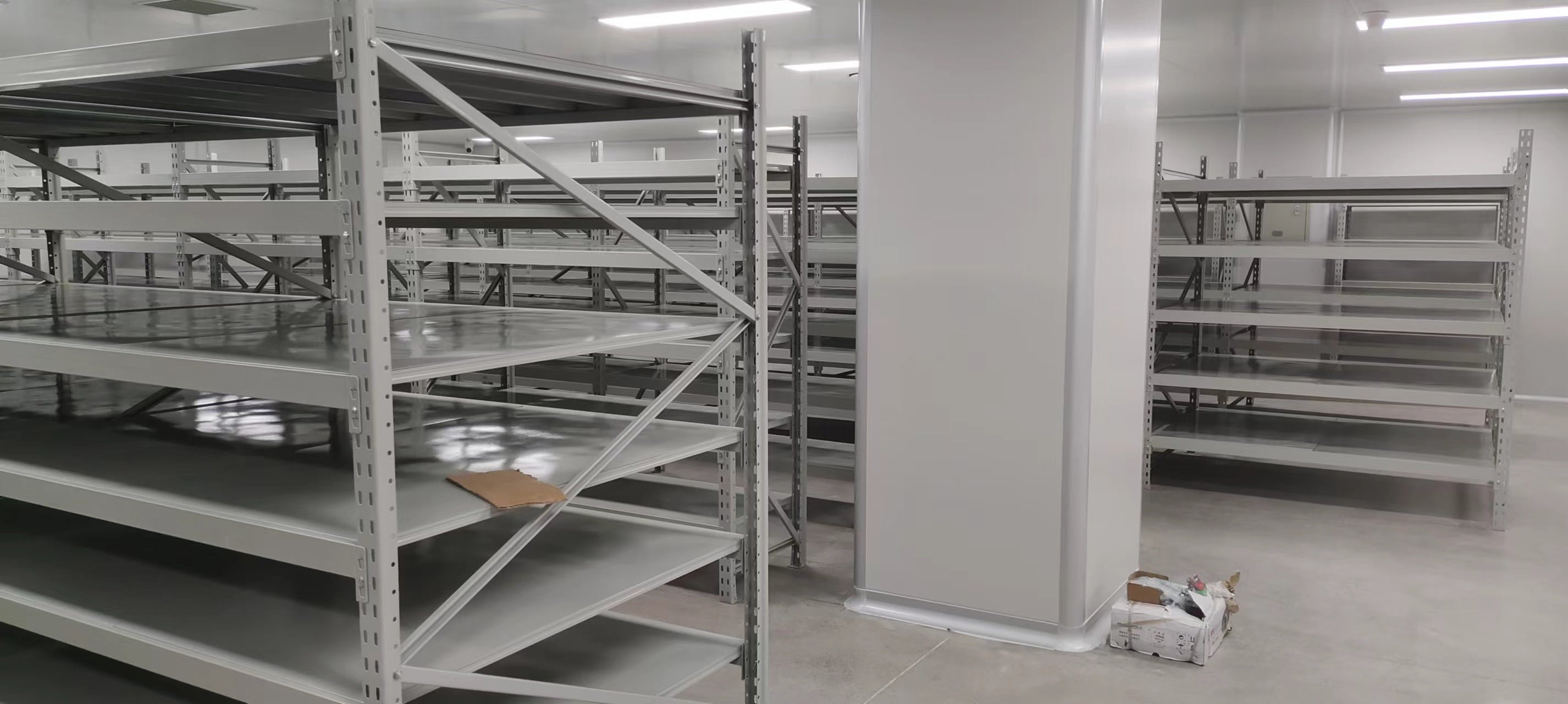 Durable Warehouse Storage Rack 300kg Steel Shelves Anti-corrosion for Logistics Center Shelving System